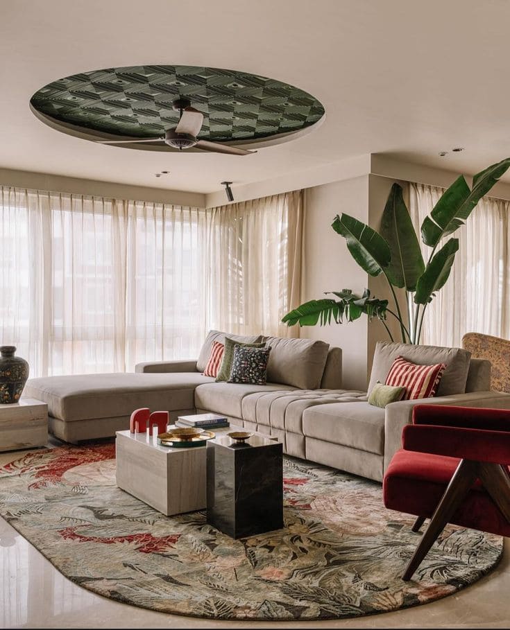 Ремонт квартиры в гостиной с большим диваном в стиле бунгало от компании Domeo