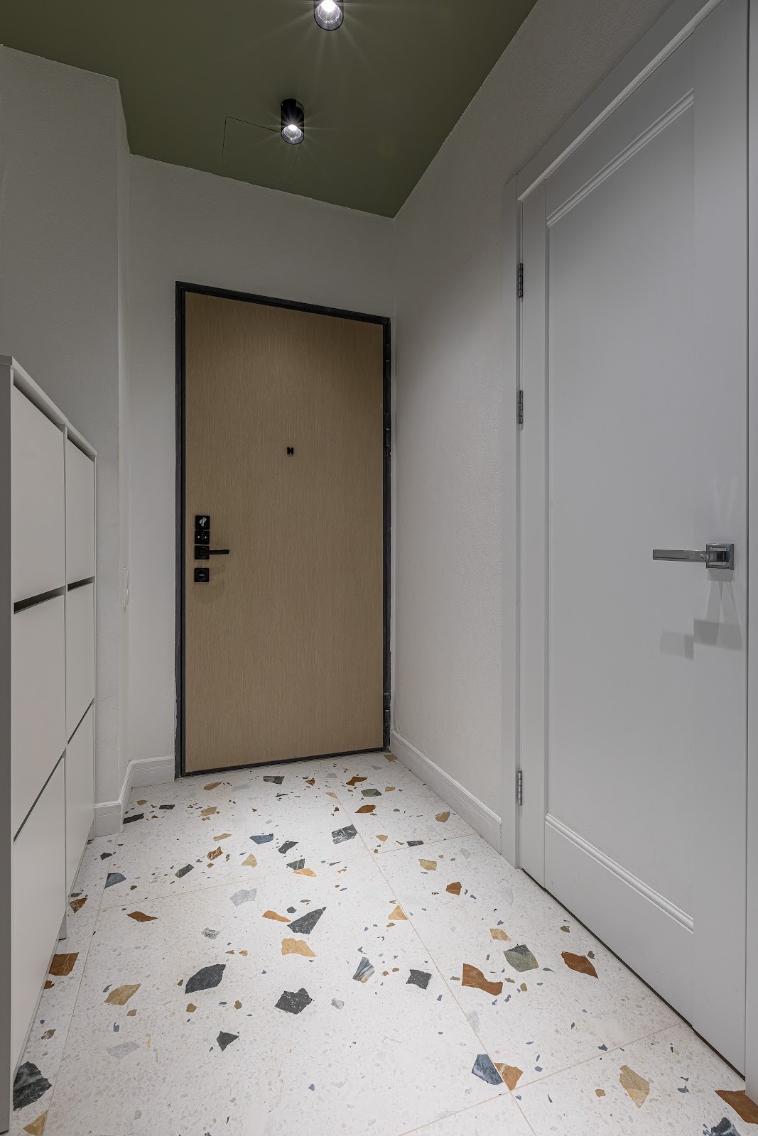 Ремонт прихожей в белых цветах с простотой линий в евродвушке от Domeo