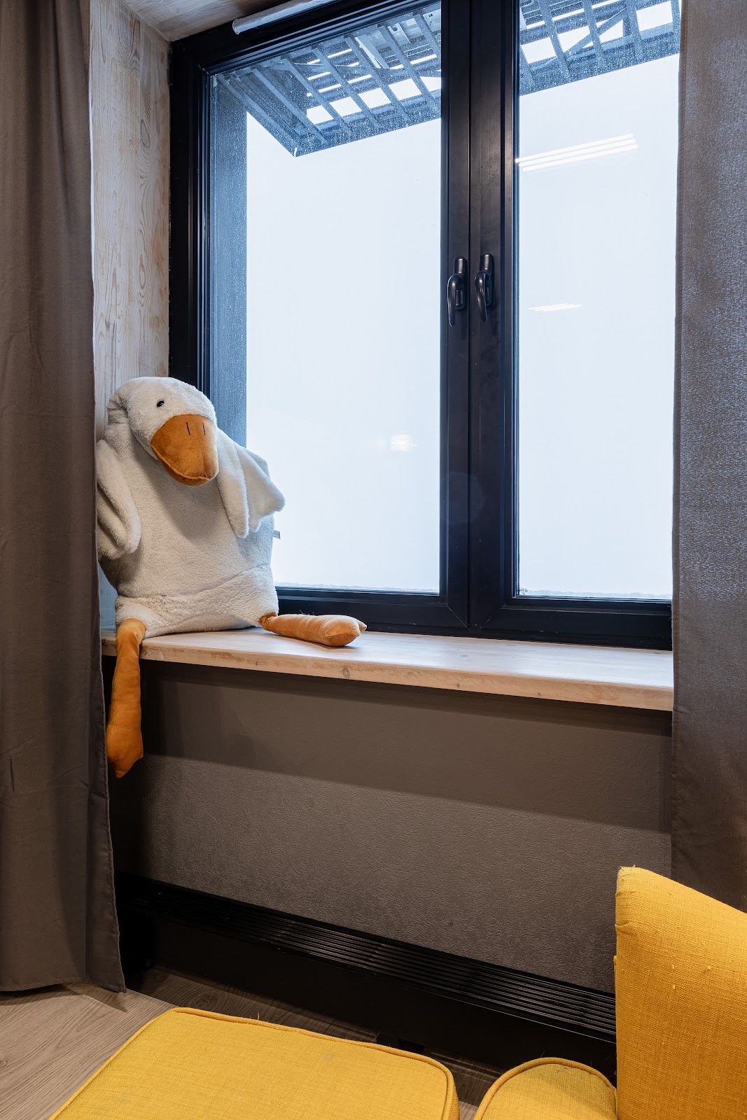 Рабочий уголок с белым столом и черным креслом в евродвушке от Domeo