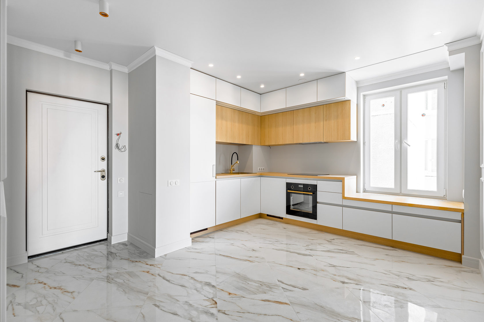 Укладка напольной светлой плитки в ванной от компании Domeo