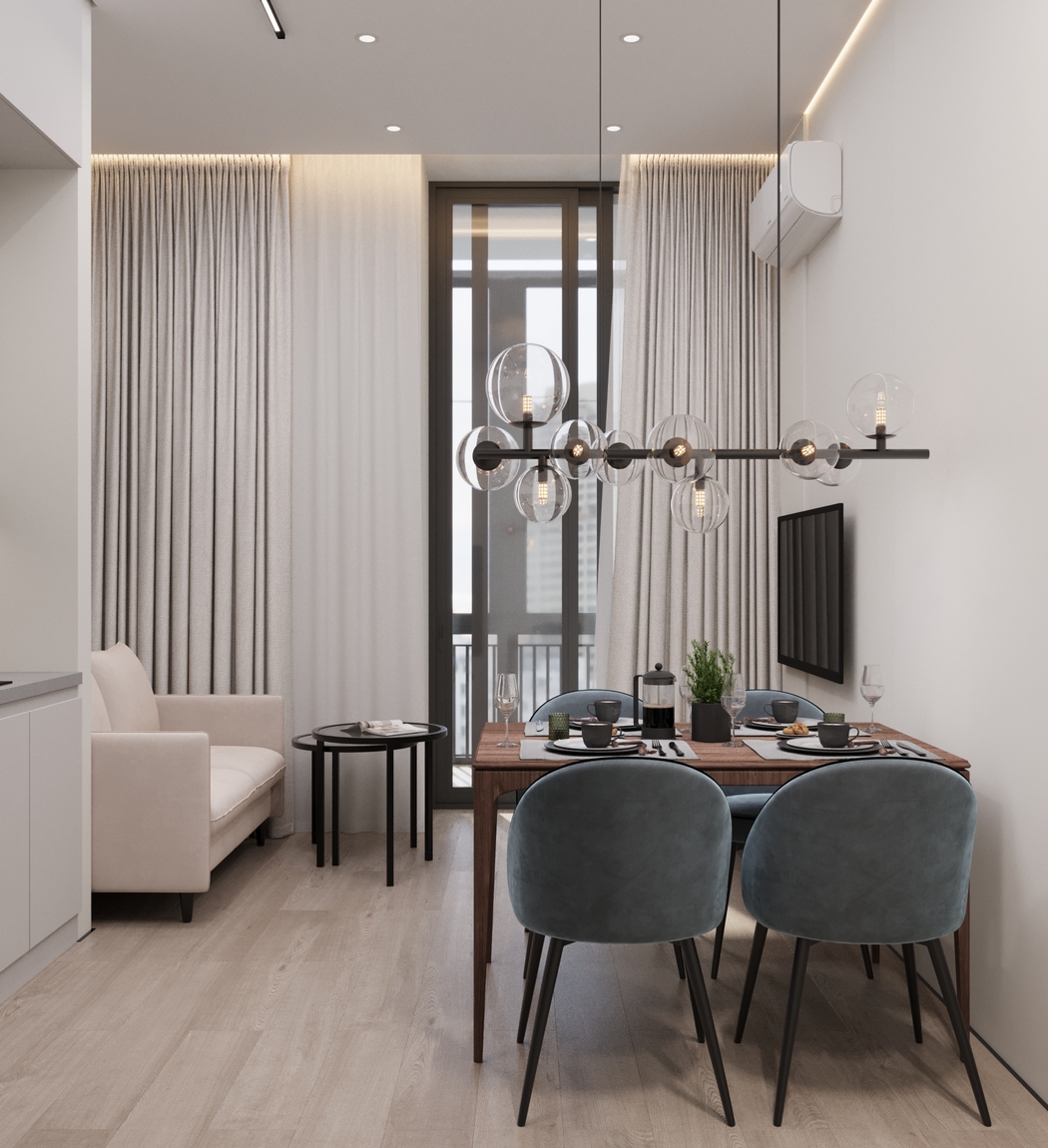 Кухня в пастельных тонах с акцентными синими стульями у обеденной зоны и стильной люстрой над ней